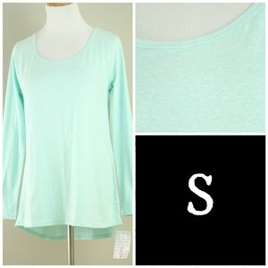 LuLaRoe Tops - LuLaRoe S Lynnae - NWT LuLaRoe Tops - LuLaRoe S Lynnae - NWT